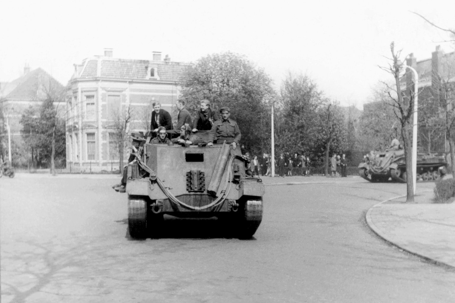 Civilians catch a ride on an Archer
          driving through Meppel (Source: Oud Meppel photo archive)